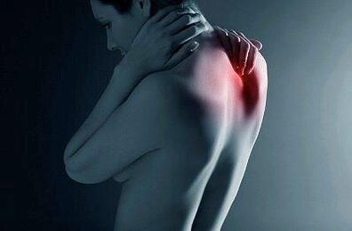 Douleur entre les omoplates, dont la cause réside dans les pathologies de la colonne vertébrale