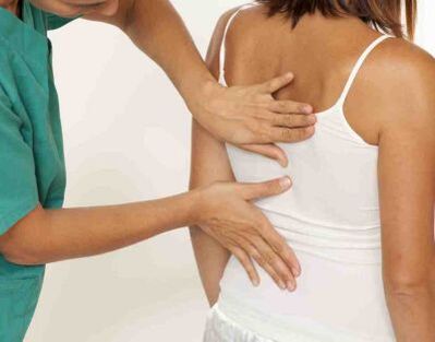 Lors d'un rendez-vous chez le médecin, un patient se plaint de douleurs bilatérales à l'omoplate