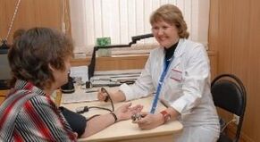 Mesure de la tension artérielle lors de la nomination du médecin