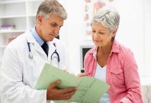 Une femme souffrant d'arthrite lors d'un rendez-vous chez un médecin pour un médecin